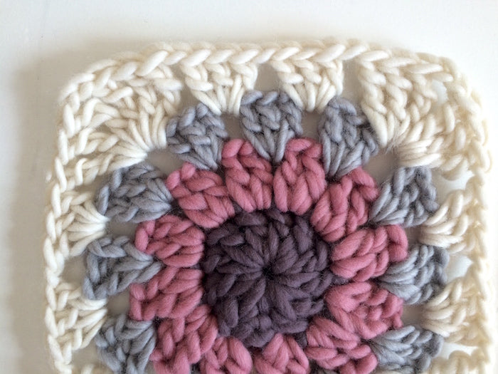 Free crochet pattern - how to make and join granny circles within a sq – By Hand London